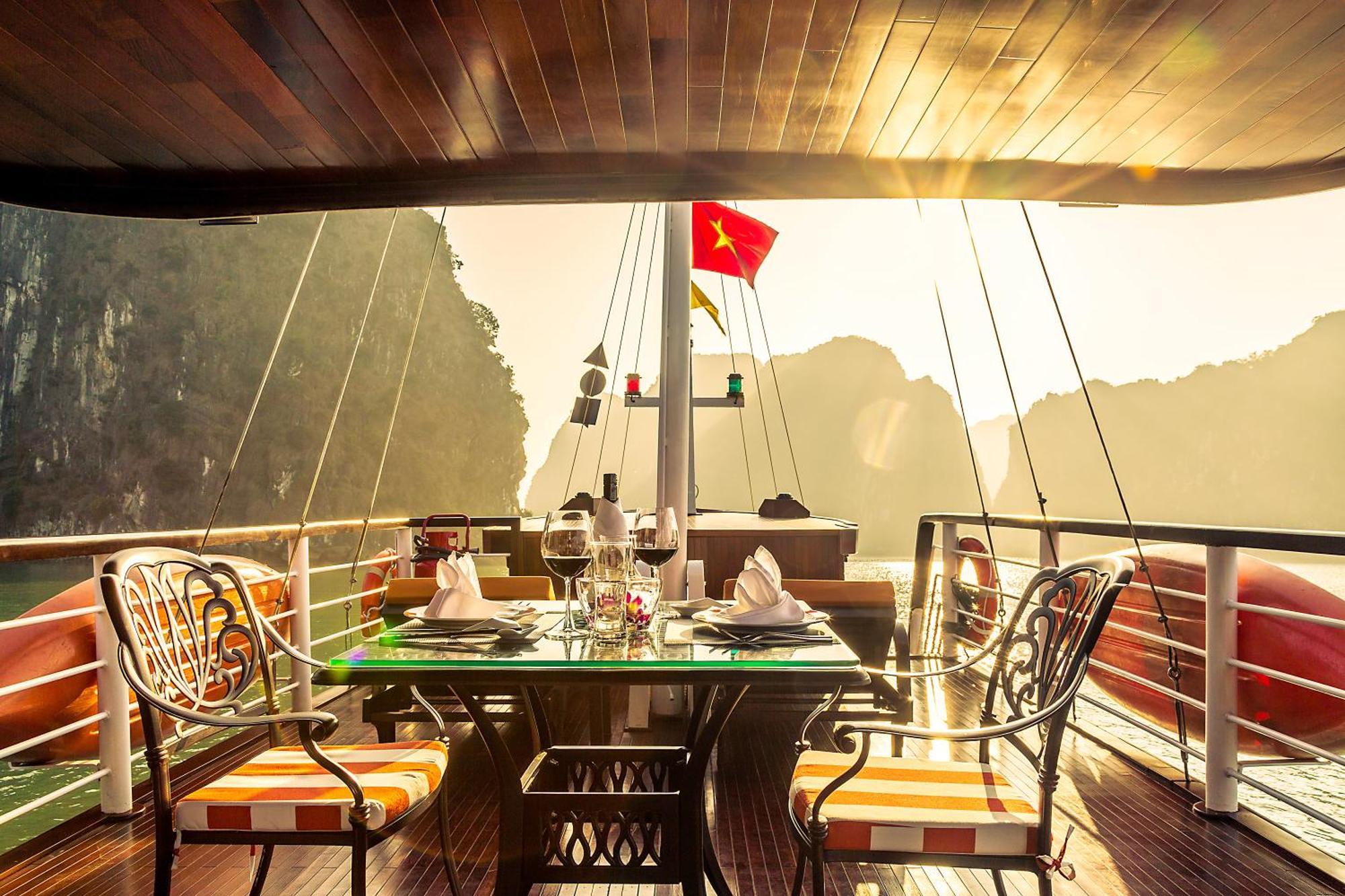 Emeraude Classic Cruises Hạ Long Extérieur photo